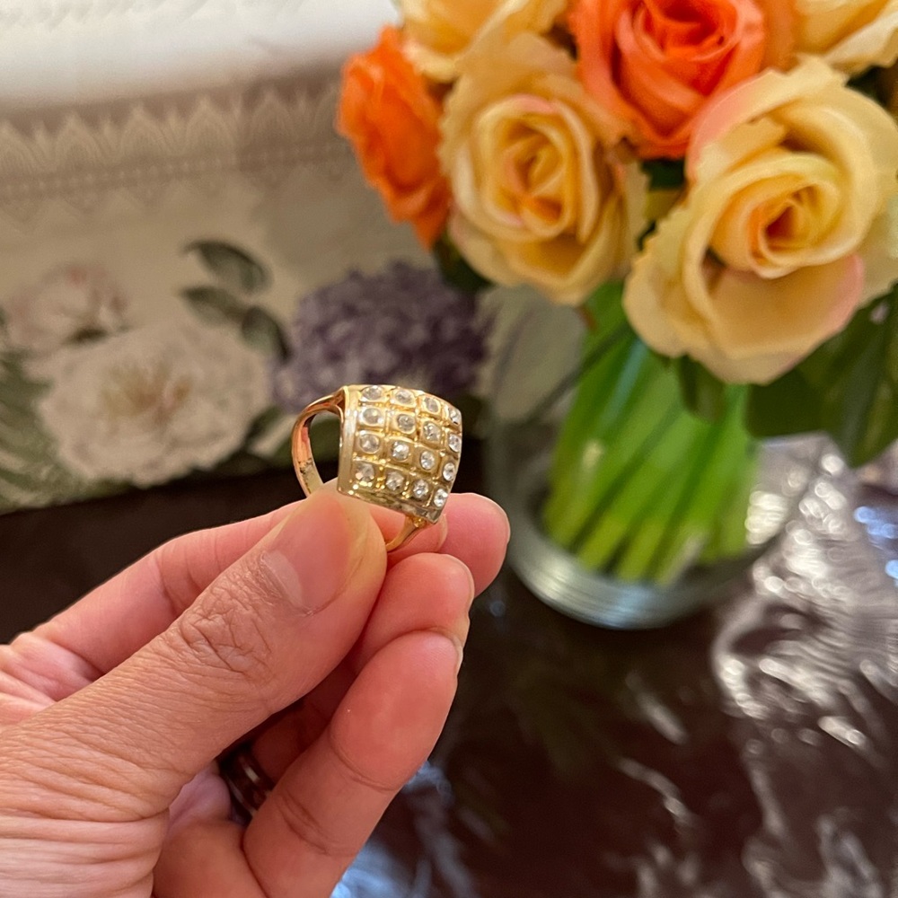 Elegant Gold and Pearl Ring
